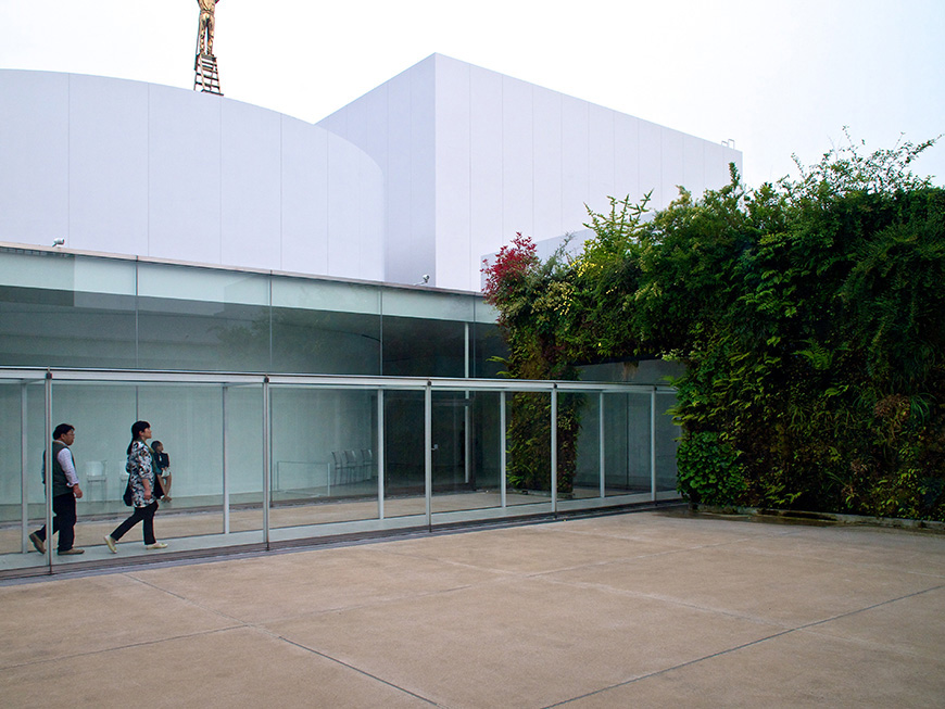 Patrick Blanc, Green Wall installation, Kanazawa Museum, 1
