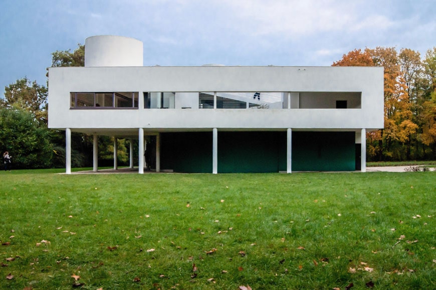 Villa-Savoye-Le-Corbusier-facade-Inexhibit-02