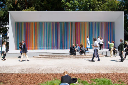 La “Cascata di Colori”di Ian Davenport per Swatch alla Biennale di Venezia 2017