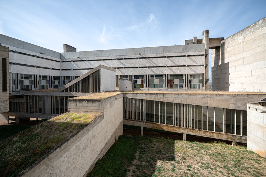 Sainte Marie de La Tourette Convent by Le Corbusier, cloister, Bianchini 01