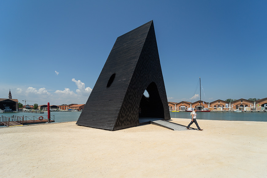 David Adjaye, piramide nera in legno, Biennale Architettura Venezia 2023